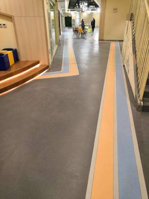 山東淄博醫(yī)院展廳橡膠地板 室內(nèi)裝潢的健康與美學(xué)新選擇
